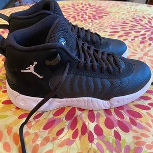 Jordan black jump man basketball sneakers. EUC. Size 5.5Y